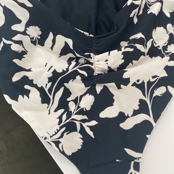 🖤Johanna Ortiz Swimsuit🖤 - Picture 6 of 10